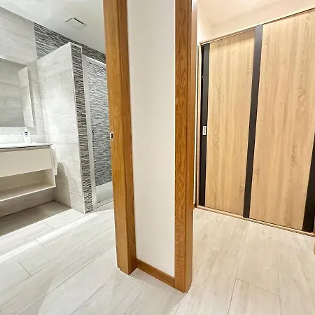 E1, 2 Bedrooms, Terrace, Downtown, Free Parking Apartment *